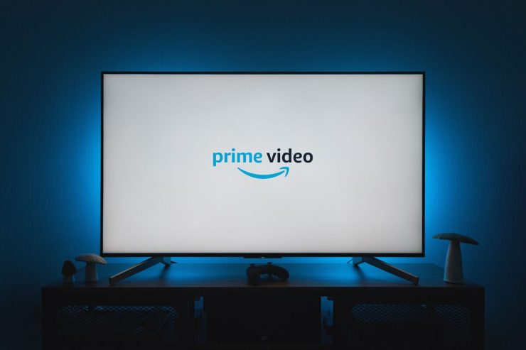 tv accesa con logo Prime Video